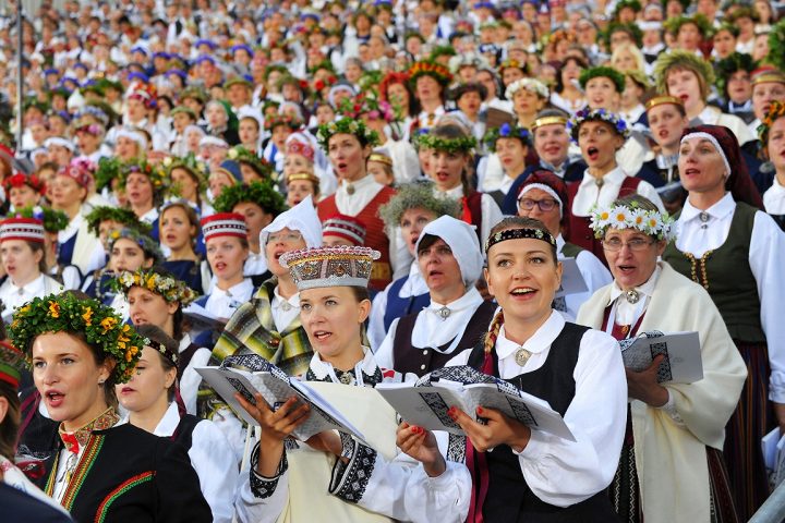 10.jūlijs -brīvdiena, jo 9. jūlijs ir Vispārējo latviešu Dziesmu un deju svētku noslēguma diena