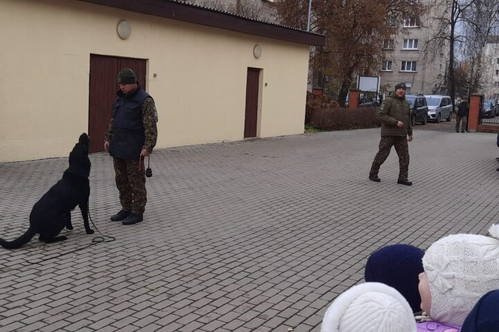 Robežsargi kinologi viesojas iestādē